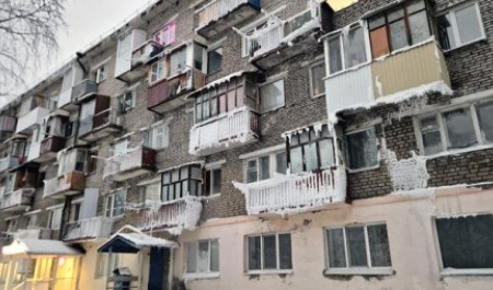 Авария на теплосетях превратила многоэтажку на окраине Архангельска в жилой айсберг