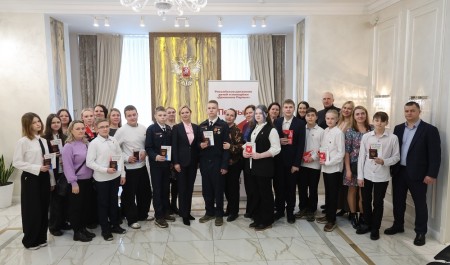 «Я – гражданин России!»: в 2025 году более 500 школьников Поморья получили первый паспорт в органах ЗАГС