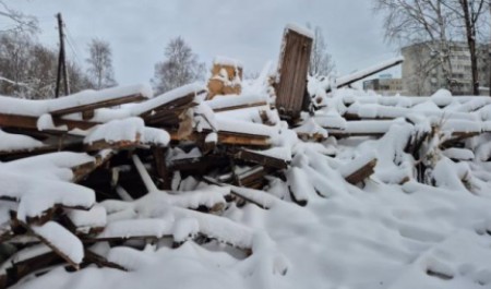 Рекорды в отчетах, руины на улицах: в Архангельске проверят снос аварийных домов 