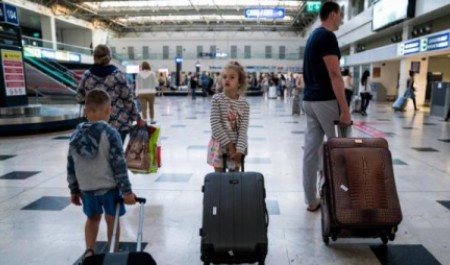 Теперь только с загранником: в России изменили правила выезда детей за рубеж