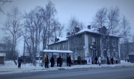 Жители Архангельска в ожидании городского общественного транспорта 