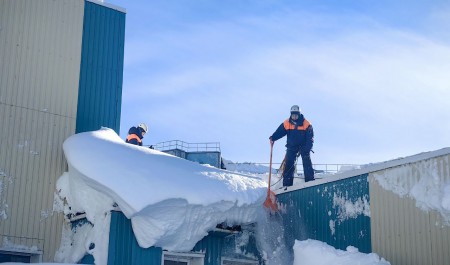 Сотрудники МЧС России продолжают помогать ликвидировать последствия циклона на Камчатке