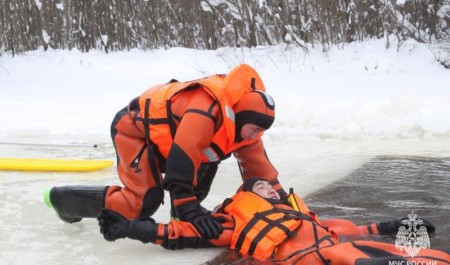 Курсанты Академии гражданской защиты МЧС России проходят практику выживания