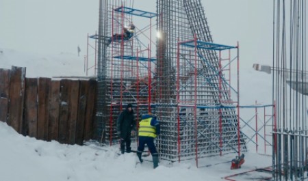 В Приморском округе продолжается реконструкция мостового перехода через Вождоромку