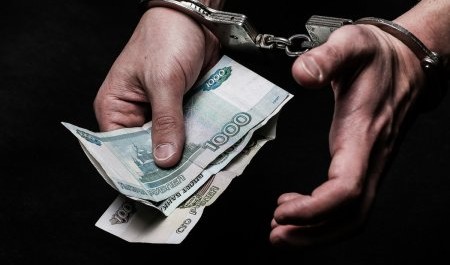 Житель Няндомы опрометчиво дал взятку чиновнику