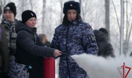 Сотрудница Росгвардии провела занятие по пожарной безопасности с архангельскими школьниками