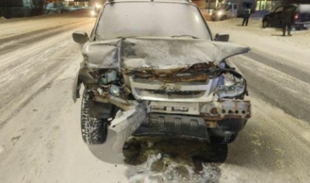 Разворот не удался: две «Нивы» столкнулись на подъезде к архангельском аэропорту Разворот не удался: две «Нивы» столкнулись на подъезде к архангельском аэропорту