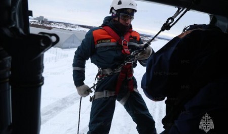 Сахалинские спасатели МЧС России отработали навыки беспарашютного десантирования