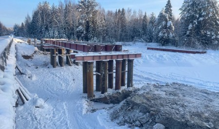 В Красноборском округе подрядчик приступил к установке балок объездного моста через Лахому