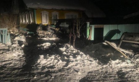 Автомобиль протаранил забор и частный дом в Архангельской области: трое не выжили