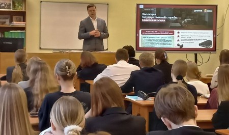 Диалог о госслужбе: министр Алексей Аксенов встретился с учениками архангельской гимназии №3 Диалог о госслужбе: министр Алексей Аксенов встретился с учениками архангельской гимназии №3