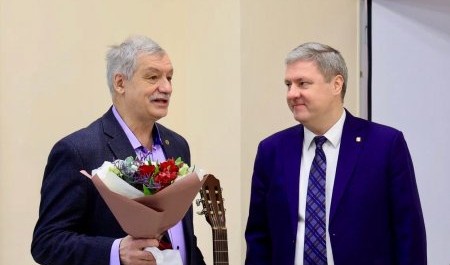 Мэр Архангельска поздравил с юбилеем легендарного педагога Александра Рая Мэр Архангельска поздравил с юбилеем легендарного педагога Александра Рая