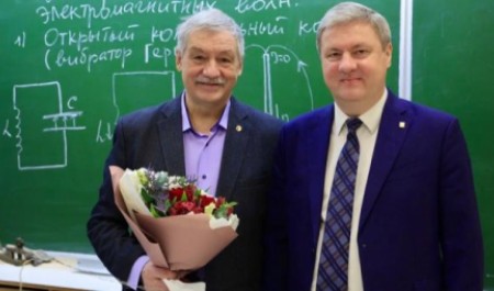 Глава Архангельска поздравил Заслуженного учителя России с 70-летием 