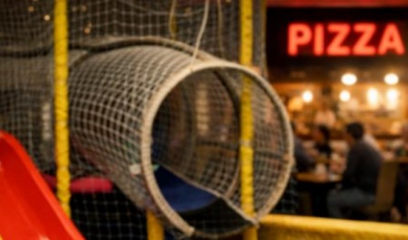 Опасный лабиринт в северодвинском кафе оставил ребенка с переломами: что решил суд