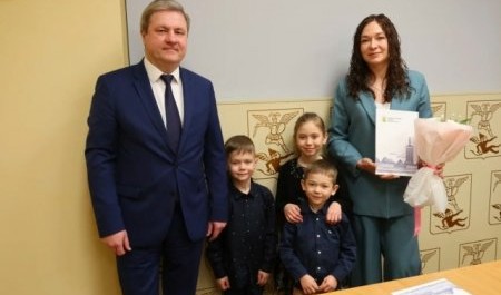В Архангельске молодые семьи получают от мэра сертификаты на жилье