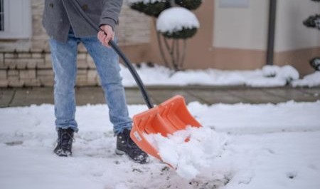 Должник из Архангельской области потерял автомобиль и убирает дороги