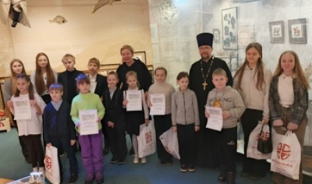 Каждая работа — лучик света. Священник Александр Григорьев наградил участников детского художественного конкурса в Архангельске
