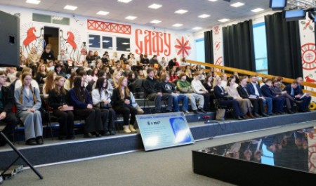 В Архангельске школьникам и студентам рассказали о возможностях для построения научной карьеры