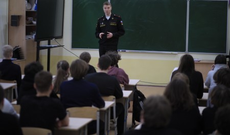 Участник программы «Защитники. Под крылом Архангела» Александр Елуков встретился в учащимися лицея имени М.В. Ломоносова