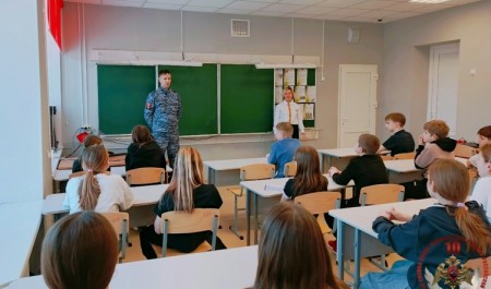 Вельские росгвардейцы провели занятие со школьниками