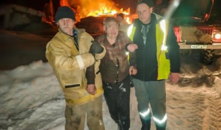 В Коношском районе мужчина чудом выжил в сгоревшем доме: его нашли под обломками