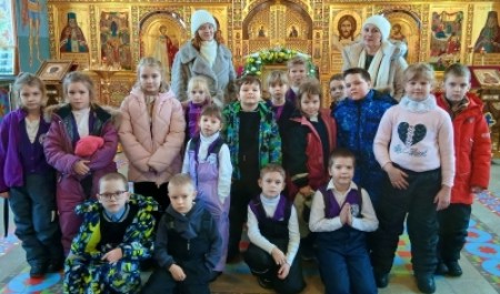 Храм Рождества Пресвятой Богородицы в Уйме под Архангельском постоянно посещают школьники 