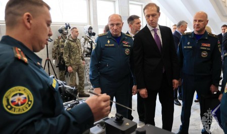 Глава МЧС России Александр Куренков и представители Правительства РФ осмотрели образцы техники и оснащения МЧС России