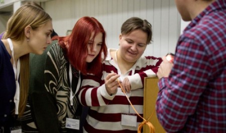 Будущие учителя физики погрузились в большую науку в Дубне