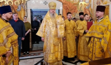 Митрополит Корнилий совершил Божественную литургию в праздник святителей Василия Великого, Григория Богослова и Иоанна Златоустого 