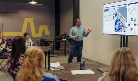 Центр поддержки молодой семьи провел для родителей занятие по цифровой безопасности детей и подростков