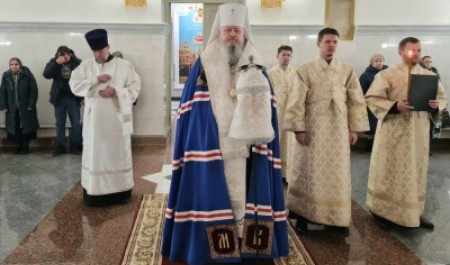 Митрополит Корнилий совершил заупокойное богослужение в канун Вселенской родительской субботы 