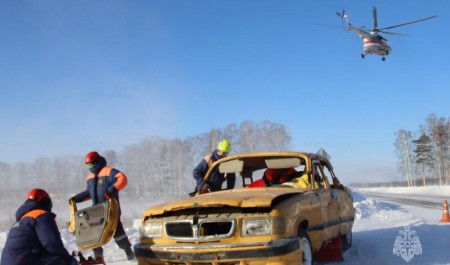 Специалисты МЧС России отработали взаимодействие при ликвидации условного ДТП под Екатеринбургом