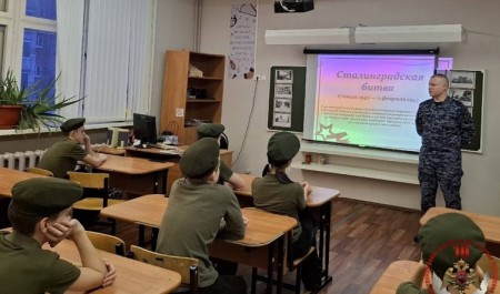 Представитель Росгвардии провел урок истории для учащихся кадетского класса в Коряжме