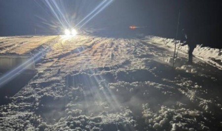 Снова не выдержала: на мезенской переправе у Кимжи тяжеловозы вновь разбили лед