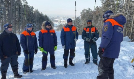 Спасатели МЧС России на Сахалине проводят зимние тренировки