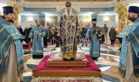 Митрополит Корнилий в праздник Сретения Господня совершил Божественную литургию в Архангельске 