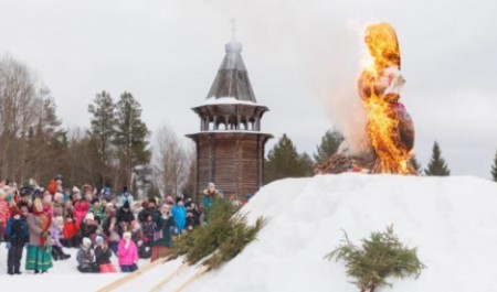 От «воробьиных» боев до гигантского блина: в «Малых Корелах» зовут на Масленицу