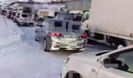 Сотни машин застряли на трассе в Мурманской области из-за метели — люди прямо на дороге бросают свои автомобили 