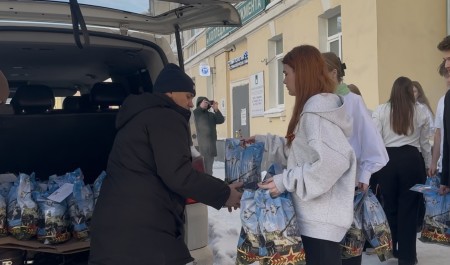 Студенты и преподаватели Архангельского колледжа менеджмента передали подарки для бойцов СВО