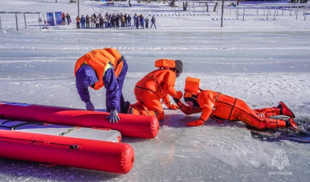 Волжанам продемонстрировали мастер-класс по действиям в случае провала под лёд