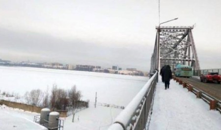 Архангельские дорожники снова будут латать ямы на ж/д мосту после недавнего провала