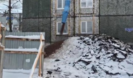 Мусор до подоконников: подрядчик из Архангельска завалил двор в Новодвинске