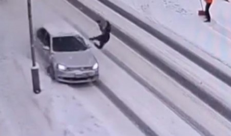Перебегал дорогу перед машинами: в Архангельске ДТП с пешеходом сняла камера