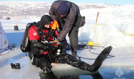 Магаданские спасатели МЧС России отработали зимние погружения