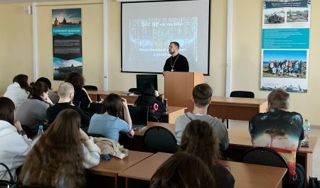 Священник дискутировал со студентами САФУ о пользе и опасностях ИИ