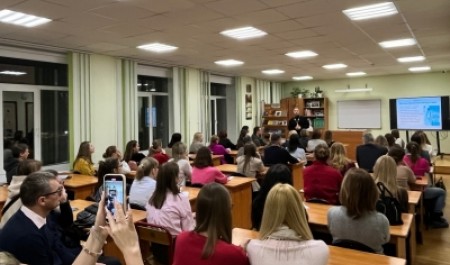 Священник Кирилл Кочнев встретился с родителями учеников архангельской гимназии №3 имени Ксении Гемп Священник Кирилл Кочнев встретился с родителями учеников архангельской гимназии №3 имени Ксении Гемп