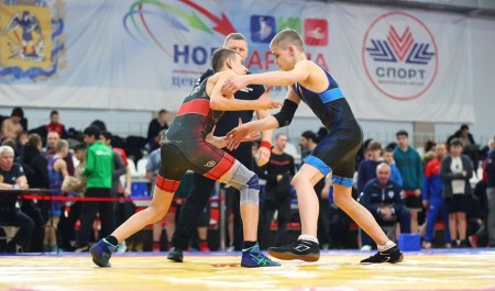 В Архангельске стартовали чемпионат и первенство СЗФО по спортивной борьбе
