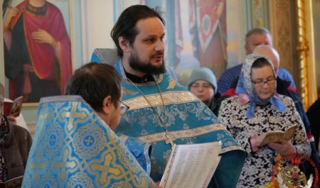 Сотрудники спецподразделений Росгвардии помолились за богослужением в архангельском храме