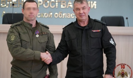 В Архангельске офицерам Росгвардии вручены государственные награды и погоны в связи с присвоением новых званий