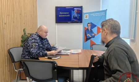 В Няндоме сотрудник вневедомственной охраны Росгвардии принял участие в «Ярмарке вакансий»